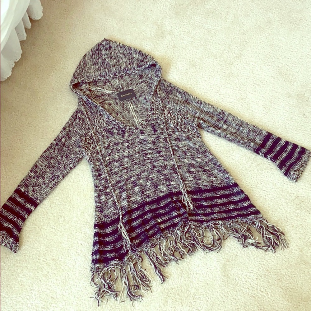 EUC Women’s navy fringe bell sleeve sweater XS